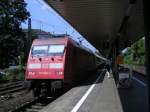 101-034-7 trifft mit IC 2303 aus Hamburg-Altona in Richtung Stuttgart Hbf in Bonn Hbf auf Gleis 3 ein (18.08.2005)