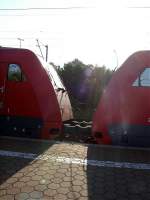 Mit dem Nachtzug der Sonne entgegen. 101 090-1 und 101 032-1 bespannen EN 490 von Wien West nach Hamburg Altona. Hier im Bahnhof Harburg.