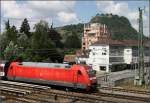 Alltägliche Lok vor nicht alltäglichem Berg -

Eine Lok der Baureihe 101 in Singen mit dem Hohentwiel im Hintergrund.

02.08.2015 (M)