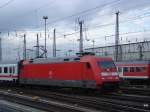 101 109 schiebt sich mit ihrem IC kurz vor einem Unwetter in den Frankfurter HBF. (Herbst 2006)