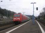 101 050 steht mit IC 434 von Norddeich Mole nach Luxembourg in Bahnhof Remagen.