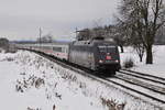 Die DB 101 004-0 mit einem IC am 02.12.17 in der Nähe von Übersee.