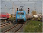 Die Uniceflok 101 016 am 1.Mai 2007 aus dem Ostseebad Binz bei der Einfahrt in den Rostocker Hbf