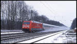 101079-2  mit der Werbeaufschrift NETT HIER kommt hier am 6.1.2003 um 11.45 Uhr mit einem Intercity in Richtung Münster durch den Bahnhof Natrup Hagen.