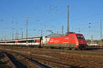 DB Lok 101 076-8 fährt beim badischen Bahnhof ein.