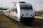 101 003 Design & Bahn mit IC 2920(Dresden-Warnemünde)bei der Durchfahrt in Warnemünde-Werft.13.02.2022