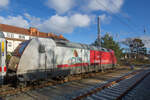 Werbelok 101 076 mit IC 2212 in Binz am Bahnsteig.