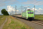 Mit dem IC 2239 von Rostock nach Leipzig durcheilt 101 005 am 29.05.22 Braschwitz.