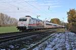 DB 101110-5 mit Werbung 50 Jahre ist hier am Ortsrand von Hasbergen mit dem IC 2217 am 22.11.2022 um 13.50 Uh nach Stuttgard unterwegs.