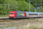 IC mit der Lok 101 066 fährt durch den Bahnhof Lietzow. - 25.05.2023
