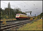 Am regennassen Sonntag war wieder ein AKE Rheingold auf der Rollbahn unterwegs. Um 10.31 Uhr kam der Zug mit 101001 an der Spitze auf dem Weg nach Sylt durch den Bahnhof Hasbergen.