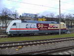 DB - Werbelok 101 110-5 abgestellt im Bahnhofsareal in Singen am 26.11.2023 .. Standort des Fotografen auf der Strasse neben den Geleisen