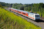 Das war wohl was besonderes ! 101 Sandwich von M�nchen nach Ingolstadt.
War nun seit ner Ewigkeit immer die 101 034 eingesetzt, kamen auf dieser Leistung gleich 2 Sonderlackierungen zum Einsatz. IC 101 013 und hinten dran die 101 039 Fahrziel Natur.  Mit ordentlich Versp�tung kam der Zug am 11.08.2026 bei Vierkirchen vorbei. Glaube eine der Loks war etwas st�rungsanf�llig, so dass man eine zweite f�r alle F�lle mit dazu genommen hat. Jetzt fehlt mir bloss noch die DEVK. 