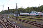 DB Fernverkehr 101 013-1 mit IC am 10.10.26 in Wiesbaden Hbf vom Bahnsteig aus fotografiert 