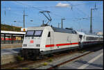 Abschied IC 1: Am 07.10.2026 verkehrte der Abschieds IC 111  Rheinblitz  von Hamburg-Altona nach M�nchen. DB 101 110-5  55 Jahre Intercity  und 101 013-1  IC  bef�rderten den Zug entlang des Rheins und Mains, hier beim Halt in W�rzburg Hbf zu sehen.