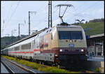 Abschied IC 1: Am 07.10.2026 verkehrte der Abschieds IC 111  Rheinblitz  von Hamburg-Altona nach M�nchen. DB 101 110-5  55 Jahre Intercity  und 101 013-1  IC  bef�rderten den Zug entlang des Rheins und Mains, hier beim Halt in W�rzburg Hbf zu sehen.
