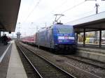 101 102  Wir Menschen sind alle gleich  schiebt am 04.11.2007 den RE 4044 nach Nrnberg aus Mnchen Hbf.