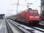 Pnktlich zum ersten Schnee kam die 101 047-9  Feuerwehr-Express  mit dem IC 2067 von Karlsruhe Hbf nach Nrnberg Hbf.