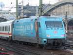 Unicef Werbelokomotive BR 101 016-4 schiebt einen InterCity in den Klner Hbf.