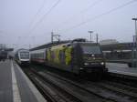 BR 101 141-0  Gegen Hass und Gewalt mit IC 2156 von Leipzig nach Dsseldorf Hbf. bei der Einfahrt auf Gleis 3 im Bochumer Hbf.,links der ABELLIO Lint  Bochum  als RB 46 ,Nokia-Bahn,abweichend auf Gleis 2,da der  Zug der Erinnerung  fr seine Besuchszeit im Bochumer Hbf.,Gleis 1(Stumpfgleis) fahrplanmig fr RB 46 Nokia-Bahn
in Ansruch nimmt.(14.02.2008)  