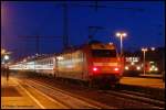 Frhmorgentliche Berufsverkehrszeit in Aalen: 101 037-0  ARD Buffet  mit IC 2061 nach Nrnberg Hbf auf Gleis 2, 143 880-3 mit RE 19420 nach Stuttgart Hbf und auf Gleis 5 IRE 3223 nach Ulm Hbf.