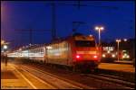 Frhmorgentliche Berufsverkehrszeit in Aalen: 101 037-0  ARD Buffet  mit IC 2061 nach Nrnberg Hbf auf Gleis 2, 143 880-3 mit RE 19420 nach Stuttgart Hbf und auf Gleis 5 IRE 3223 nach Ulm Hbf. Die weien Lichtstreifen am rechten Bildrand entstanden vom einfahrenden IC 2164 nach Karlsruhe Hbf.