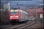 Na, was neigt sich denn hier so auerplanmig in die Kurve? 101 037-0  ARD-Buffet  kommt mir am 22.02.08 vllig unerwartet mit IC 2064 vor die Linse gefahren, aufgenommen am Km 71,2 der Remsbahn, kurz nach Verlassen des Aalener Bahnhofs.