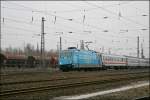 101 016 bringt bei Bochum-Ehrenfeld den EuroCity 101 (frher hatte er den Namen  Berner Oberland ), von Hamburg-Altona nach Chur, zum Grenzbahnhof Basel SBB. (24.02.2008)