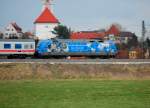 101 102-2  Wir Menschen sind alle gleich  in flotter Vorbeifahrt am malerischen Flecken Markt Scheppach.. Aufgenommen kurz vor dem Bahnhof Jettingen an der KBS 980.