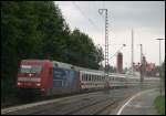 101 003-2  Kuwait Airlines  zog am Nachmittag des 29.07.2008 einen IC von Nrnberg nach Karlsruhe. Hier Durchfhrt der Zug gerade den Bahnhof Goldshfe, dessen Bahnsteige im Nebel des verdunsteten Regens liegen.