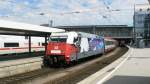 101 070  Adler Mannheim  hat soeben den EC 114  Wrthersee  in Mnchen Hbf von 1116 036  EM Deutschland  bernommen und wird ihn bis Stuttgart ziehen. (11.8.2008)