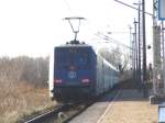 IC2503 von Ostseebad Binz nach Frankfurt(Main)Hbf.bei der Durchfahrt durch den Bahnhof Rvershagen.(18.12.04)