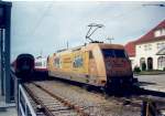 WM-Fussballlok 101 001 im Juni 2001 im Ostseebad Binz.