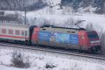 Als wrde sie sich ganz eng an die Hecke drcken. Satte minus 10 Grad morgens kurz vor 10 Uhr auf der rauhen und kalten Alb. Gleich wird 101 003-2 das vertrumte Urspring durcheilen. (14.01.2009). 