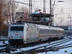 In Form 101 034 bei der Ausfahrt mit IC 2376 aus dem Hbf Stralsund in Richtung Binz.