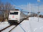 In Form 101 034 durchfhrt mit IC 2377 den Bahnhof Stralsund Rgendamm.