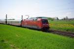 101 047-9  150 Jahre Deutscher Feuerwehr Verband  mit IC nach Leipzig. Aufgenommen am 25.04.2009 zwischen Friedlos und Mecklar.