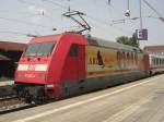 Mit der 101 035-4 erwischten wir endlich mal wieder eine Werbe-Lok
der BR 101.
Das Foto gelang uns am 1. Mai 2009 in Bahnhof von Prien am Chiemsee.
Die Lok war am Zugende angekoppelt, unterwegs in Richtung Mnchen.
