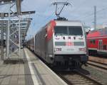 Hertha BSC-Lok 101 144-0 mit IC2213 von Ostseebad Binz nach Stuttgart Hbf.kurz vor der Ausfahrt im Rostocker Hbf.(21.06.09)