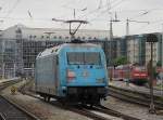 Die 101 016 (Unicef) am 16.05.2009 bei einer Rangierfahrt im Mnchner Hbf, im Hintergrund ist die 111 039 mit dem Mnchen-Salzburg Express.