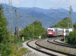 Der Adler vor einem EC nach Chur kurz nach Freiburg in der Kurve vor Leutersberg.