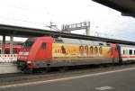 101 035 - 4 als Werbelok fr das ARD-Buffet vor dem IC 2271 auf der Fahrt nach Karlsruhe im Bahnhof Gieen am 9.12.2009.