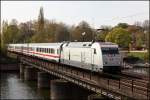 101 034 (9180 6101 034-7 D-DB) berquert am sonnigen 24.04.2010 mit dem IC 2027, Hamburg-Altona - Passau, den Harkortsee.