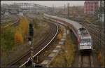 DB 101 144  Hertha BSC  mit EC 379 nach Brno hl.n. Im Hintergrund die Bsebrcke und der S-Bahnhof Bornholmer Str (gesehen Berlin Gesundbrunnen, Behmbrcke 02.11.2010)