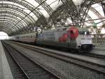 101 144 steht mit dem EC nach Hamburg-Altona am 03.04.11 im Hbf Dresden.