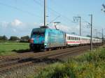 Br 101 016-4 rauschte am 15.08.2011 mit ihrem IC 135 mit 45 minuten Versptung an der Bahnstrecke zwischen Leer und Emden durch.