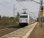 101 028-9 schiebt ihren IC weiter in Richtung Hannover Hauptbahnhof. Aufgenommen am 17.04.2012 in Dedensen-Gmmer.