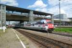 101 025 am EC 7 bei der Ausfahrt aus dem Freiburger Hbf. 6.7.12