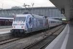 An 25 juli 2012 steht DB Werbelok 101 044 'Hertha BSC' als IC 2208 in Mnchen Hbf