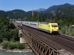 Die 101 013 mit einem EC am 18.08.2012 bei der berfahrt ber die Salzach bei Golling.